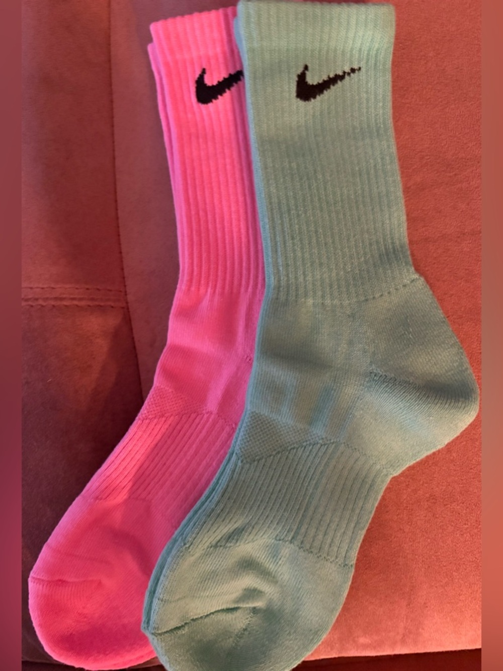 NWOT women’s 2 pair Nike Pink and Mint Crew Socks size medium